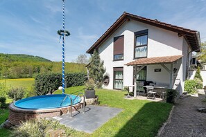 Outdoor dining - Apartment 'Nr3' with Shared Terrace, Garden, and Wi-Fi (Sachsenheim)
