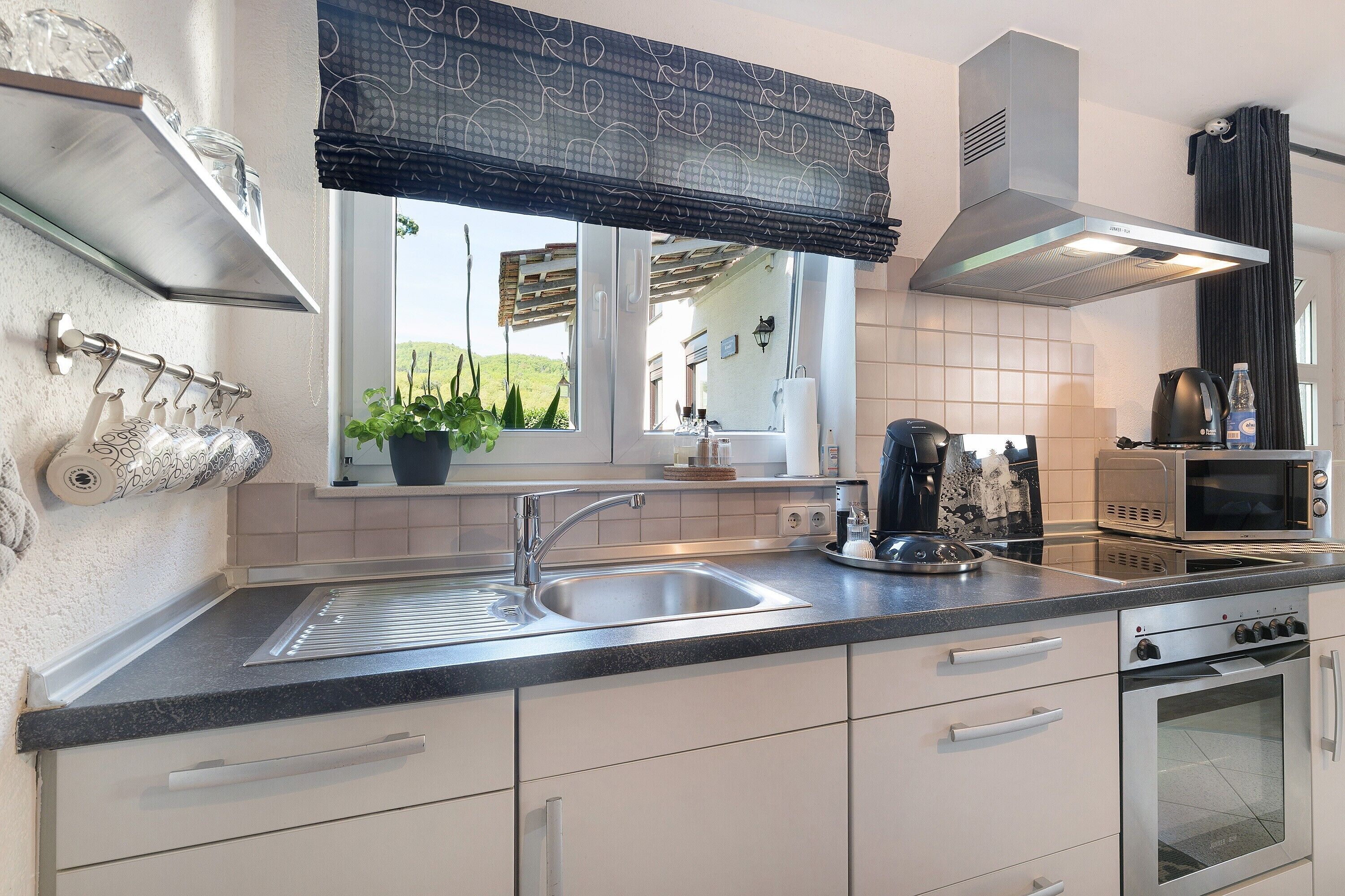 Wasserkocher mit Kaffee-/Teezubehör, Kühlschrank, Mikrowelle, Ofen
