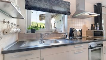 Wasserkocher mit Kaffee-/Teezubehör, Kühlschrank, Mikrowelle, Ofen