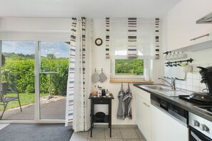 Fridge, microwave, oven, stovetop - Apartment 'Nr3' with Shared Terrace, Garden, and Wi-Fi (Sachsenheim)
