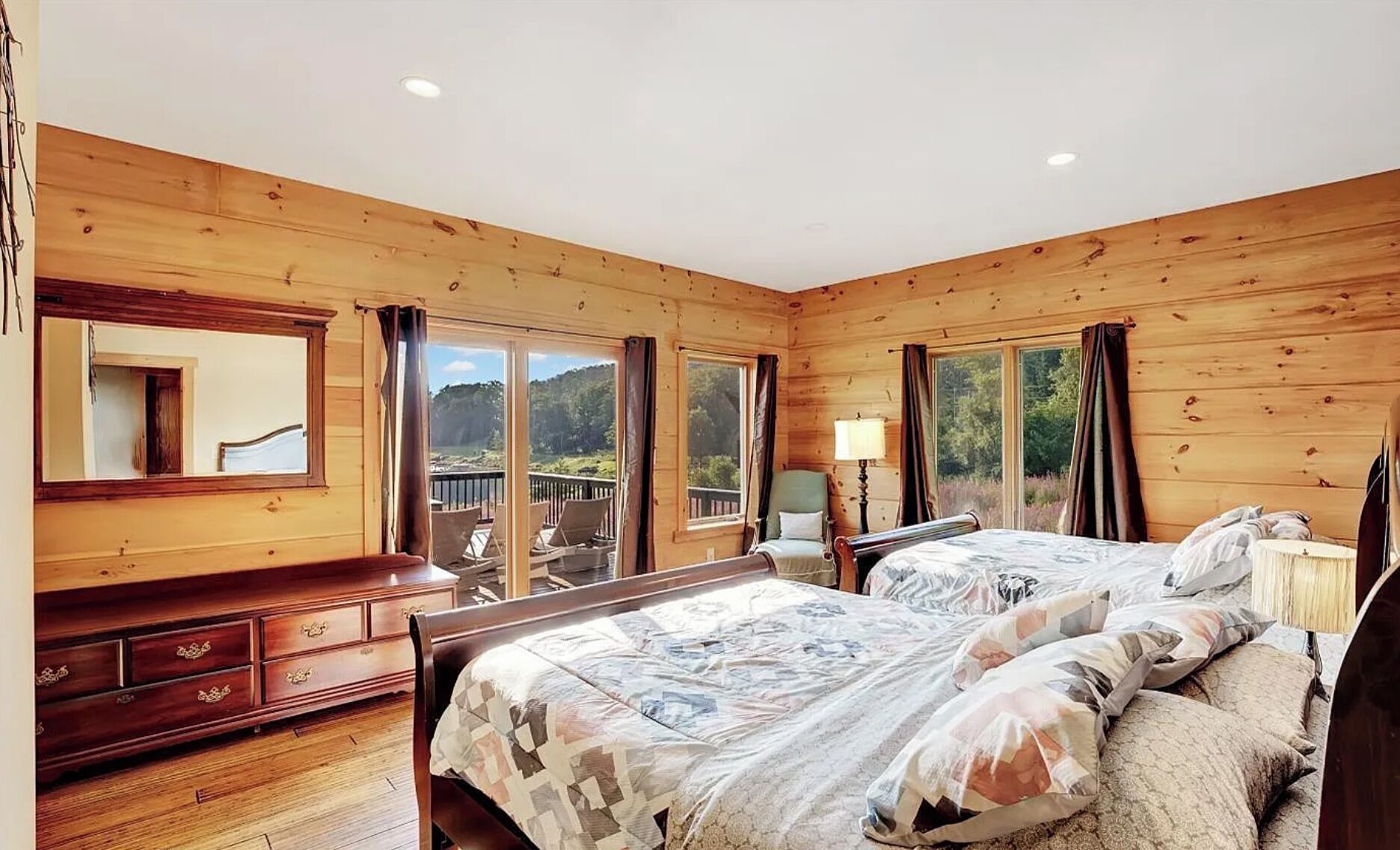 9 habitaciones, tabla de planchar con plancha y cuna de viaje 