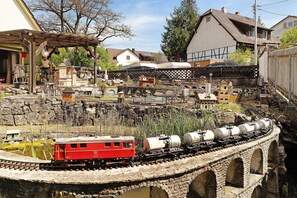 A model train set with a bridge, buildings, and a house. - Holiday Home 'Knodel No. 2' with Shared Terrace, Garden, and Wi-Fi (Sachsenheim)