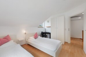 2 室のベッドルーム、アイロン / アイロン台、WiFi (無料)、ベッドシーツ