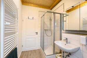 Dusche, Haartrockner, Handtücher