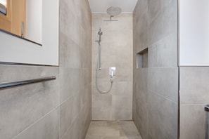 Dusche, Haartrockner, HandtĂŒcher