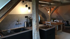 Kaffetrakter/tekoker, kjøleskap, mikrobølgeovn og kokeplater
