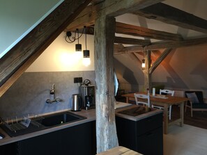 Réfrigérateur, micro-ondes, plaque de cuisson, cafetière/bouilloire