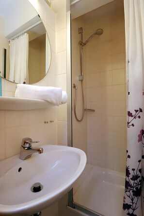 Douche, sèche-cheveux, serviettes fournies