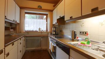 Een koelkast, een oven, een kookplaat, een vaatwasser