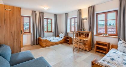 Ferienwohnung 'Landnest' mit Bergblick, Balkon und Wi-Fi