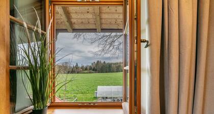 Ferienwohnung 'Landnest' mit Bergblick, Balkon und Wi-Fi