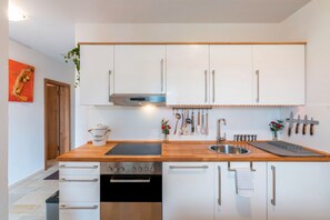 Jääkaappi, uuni, liesi, astianpesukone