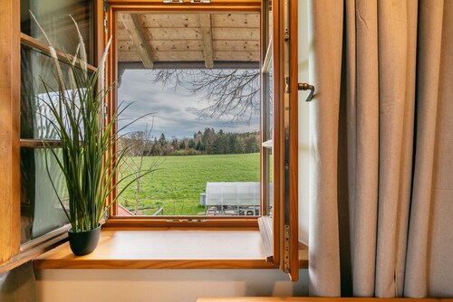 Ferienwohnung 'Landnest' mit Bergblick, Balkon und Wi-Fi