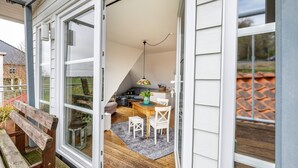 Un intérieur moderne comprenant un coin repas, un canapé et une petite table.