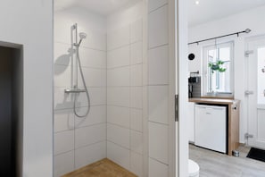 Dusche, Haartrockner, Handtücher