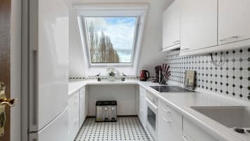 Frigorifero, microonde, forno, piano cottura