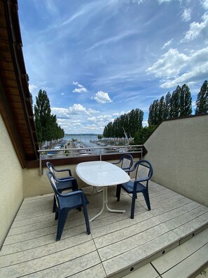 Outdoor dining - Apartment 'Untersee' with Lake View, Private Terrace and Wi-Fi (Moos)