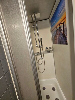 Dusche, kostenlose Toilettenartikel, Haartrockner, Handtücher
