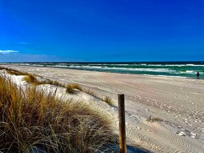 A beach with sand dunes, a wooden post, and the ocean in the background. - Apartment 'Ostseebuhne Graal-Müritz' with Balcony and Wi-Fi (Gelbensande)