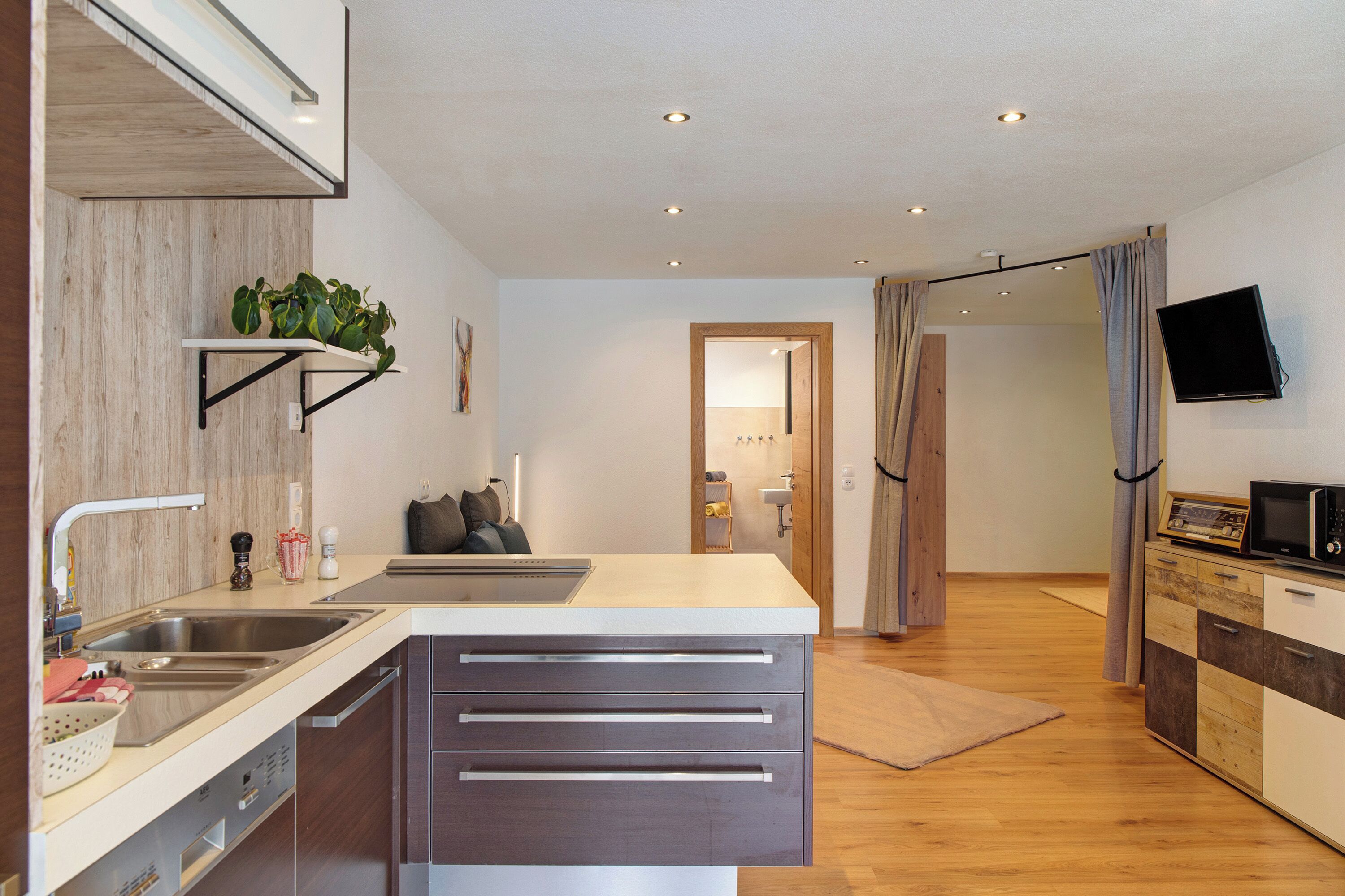 Frigorífic, microones, placa de cuina i rentaplats 