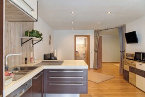 Fridge, microwave, stovetop, dishwasher