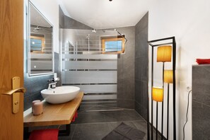 Dusche, Haartrockner, Handtücher