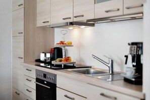 冷蔵庫、電子レンジ、オーブン、コンロ