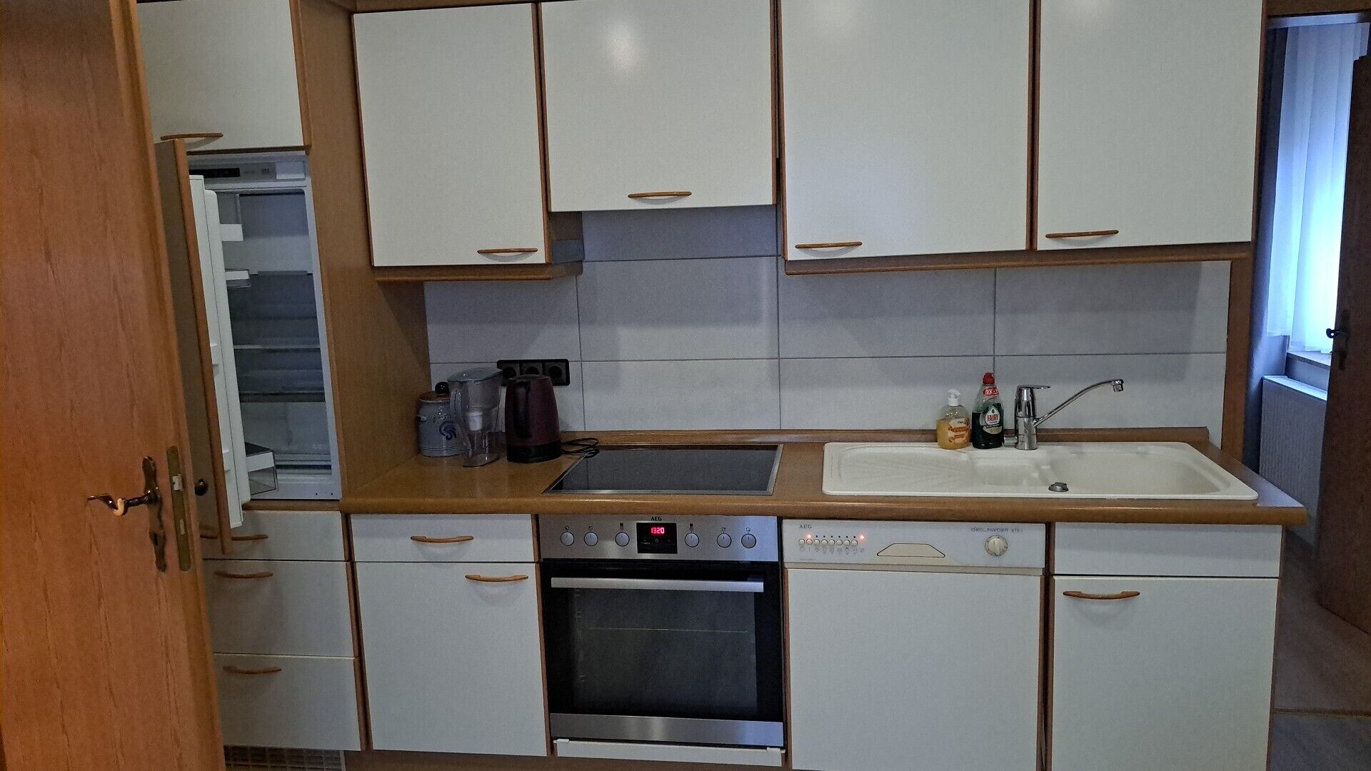 Kühlschrank, Ofen, Herdplatte, Wasserkocher mit Kaffee-/Teezubehör