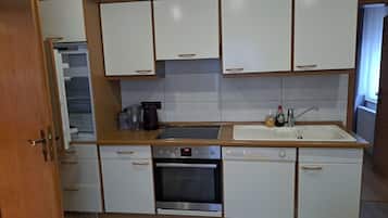 Kühlschrank, Ofen, Herdplatte, Wasserkocher mit Kaffee-/Teezubehör