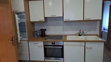 Fridge, oven, stovetop, coffee/tea maker