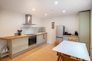 Jääkaappi, uuni, liesi, astianpesukone