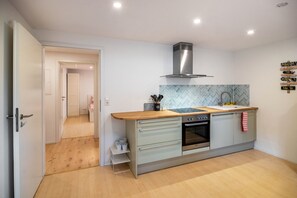 Fridge, oven, stovetop, dishwasher - Holiday Apartment 'Im Tal Der Liebe' with Private Terrace, Shared Garden and Wi-Fi (Deggenhausertal)