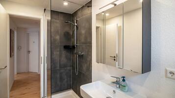 Shower, hair dryer, towels