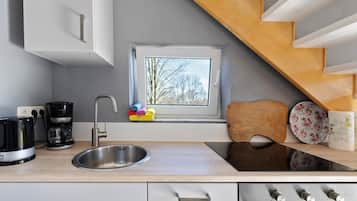 Kühlschrank, Ofen, Herdplatte, Wasserkocher mit Kaffee-/Teezubehör