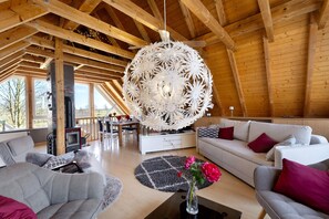 Televisión, chimenea, estéreo