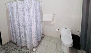 Shower, towels, soap, shampoo - Thiagos Hotel (Morelia)