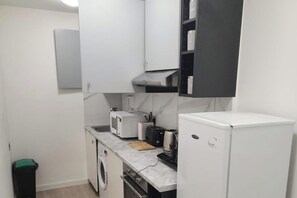 Een koelkast, een microgolfoven, een oven, een kookplaat