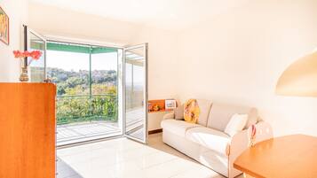 Fernseher, Kamin, Bücher