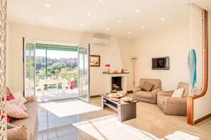 TV, fireplace, books - Bright Apartment Private Parking Naples, Napoli, Italy (Napoli)