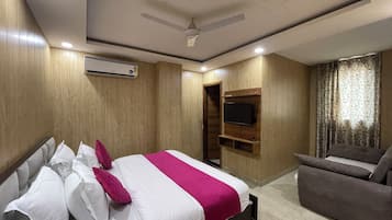 Meja kerja, ruang kerja ramah laptop, dan Wi-Fi gratis