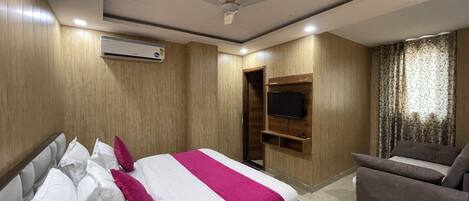 Desk, laptop workspace, free WiFi