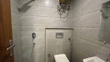 Perlengkapan mandi gratis, jubah mandi, sandal, dan handuk