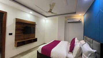 Meja kerja, ruang kerja ramah laptop, dan Wi-Fi gratis