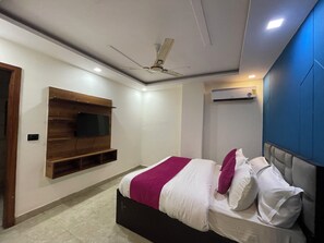 Desk, laptop workspace, free WiFi - Hotel Heaven  Pacific Mall Subhash Nagar (New Delhi)