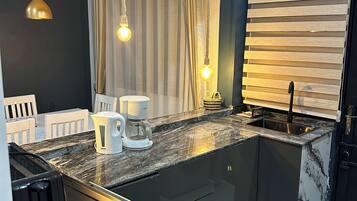 雪櫃、微波爐、焗爐、爐具