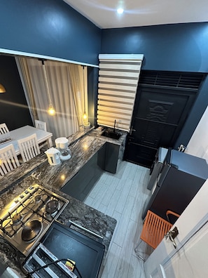 Refrigerador, microondas, horno y parrilla de estufa