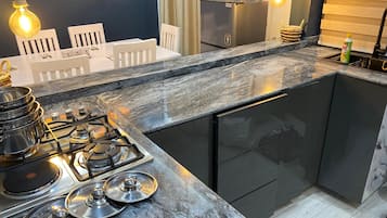 KylskÄp, mikrovÄgsugn, ugn och spishÀll