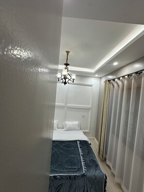 2 多间卧室、客房内保险箱、办公桌、熨斗/熨衣板