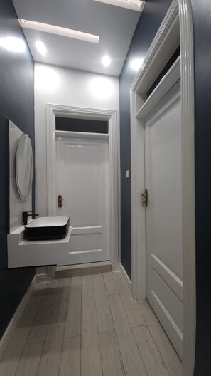 Haartrockner, Handtücher, Seife, Toilettenpapier