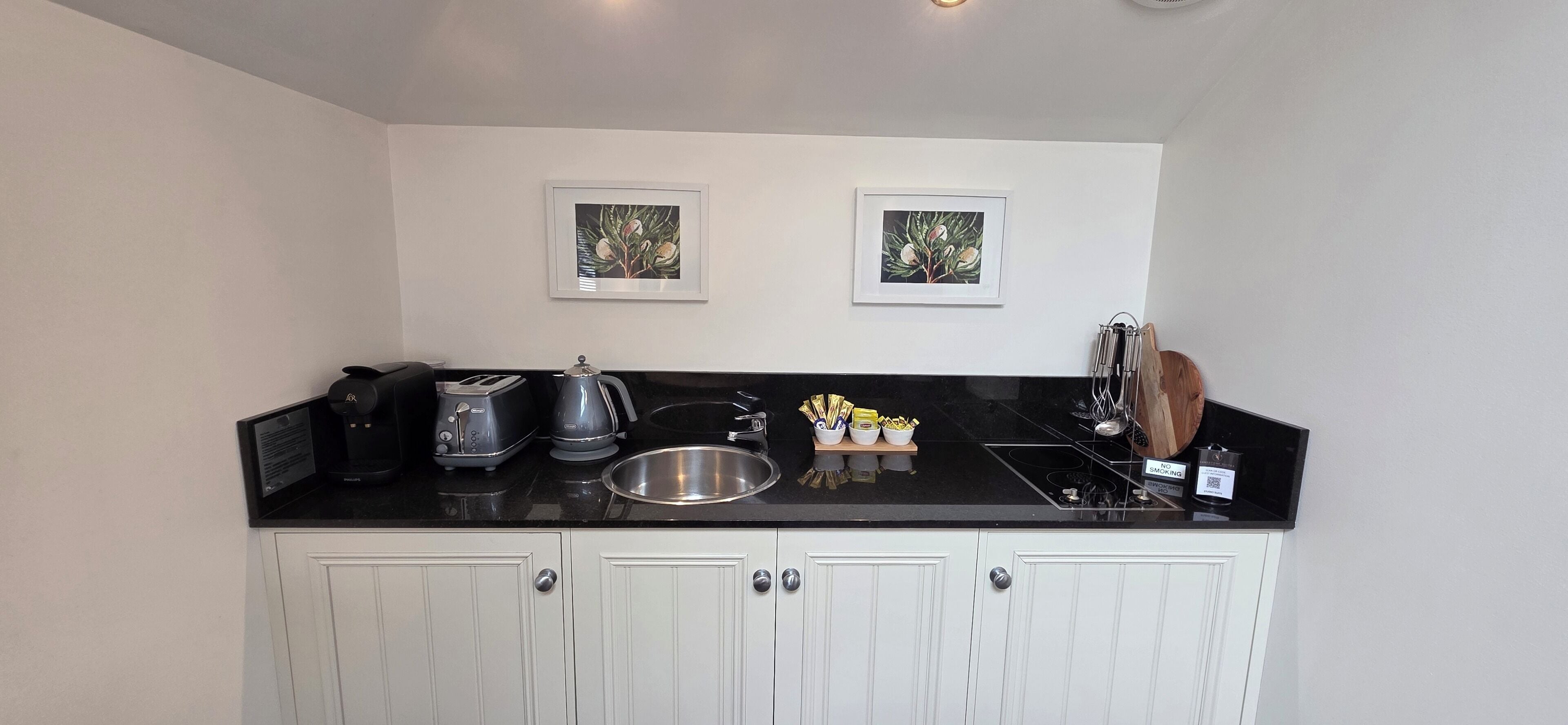 Deluxe appartement | Privékitchenette | Een koffiezetapparaat/waterkoker, een waterkoker, een eettafel